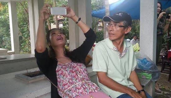 "Tự sướng" tại đám tang: Coi thường chốn linh thiêng để nổi tiếng?