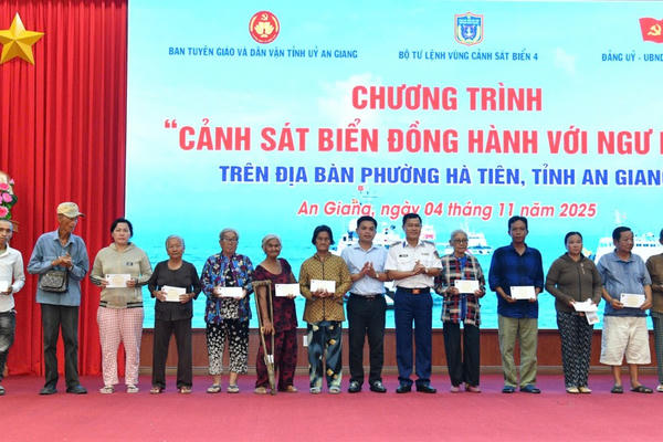 BTL Vùng Cảnh sát biển 4 đồng hành cùng ngư dân Hà Tiên