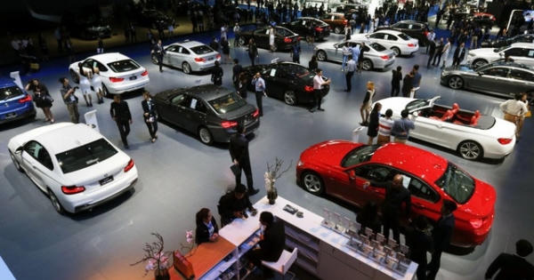 Hãng ồ ạt giảm giá, dân Việt vẫn chịu cảnh mua xe giá đắt, bị "chặt chém"