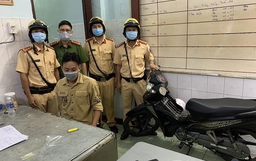 CSGT bắt giữ thanh niên say sỉn, nghi tàng trữ trái phép chất ma túy