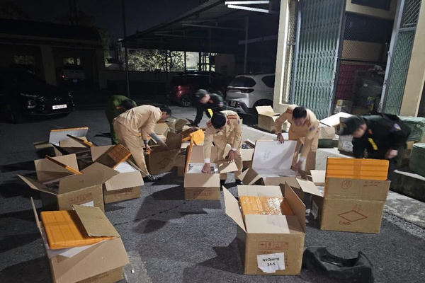 Hà Tĩnh: Phát hiện 8.100 màn hình điện thoại không rõ nguồn gốc