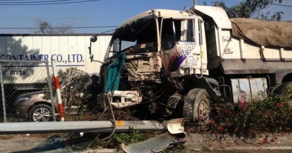 TP HCM: Kinh hoàng "hung thần" xe ben đại náo, đâm nát rào chắn QL1A