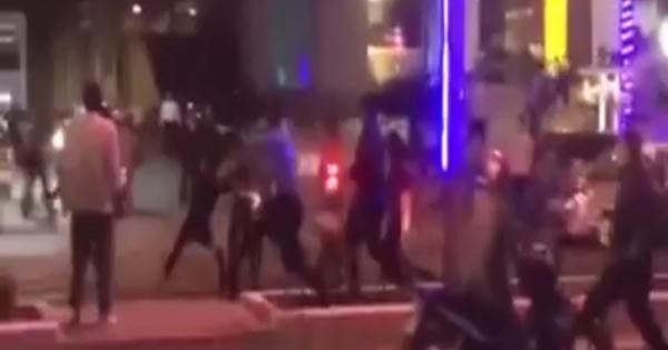 [Clip]: Nhóm thanh niên bị truy sát do mâu thuẫn với bảo vệ quán bar