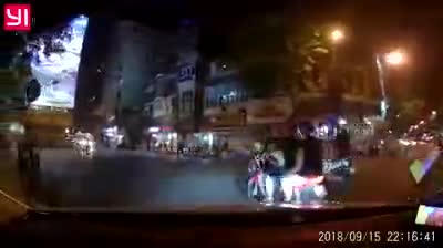 Clip hành động lạ của nam thanh niên với 2 cô gái ăn mặc 'mát mẻ' chạy xe trên đường