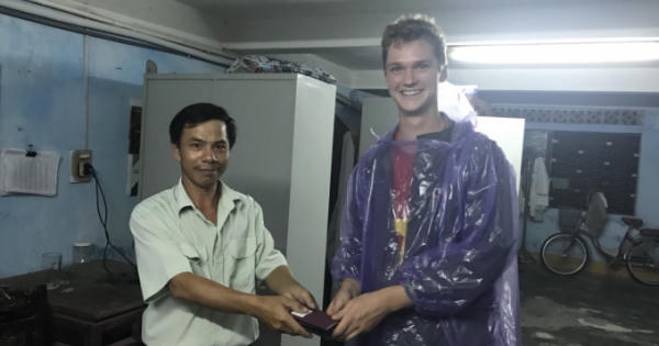 Du khách Bỉ cảm kích nhận lại tài sản bị thất lạc trong Kinh thành Huế