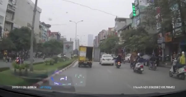 Clip: Taxi tải mở tung cửa sau, chạy ầm ầm trên phố