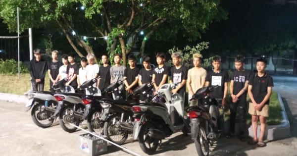 Nhóm thanh thiếu niên liều lĩnh mang theo dao dài cả mét chém người trên đường