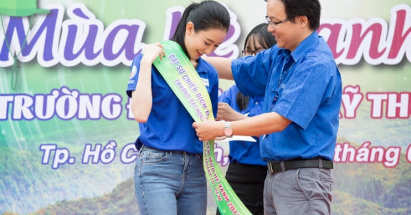 Hà Thu đội mưa tới dự Lễ ra quân “Mùa hè xanh 2017”