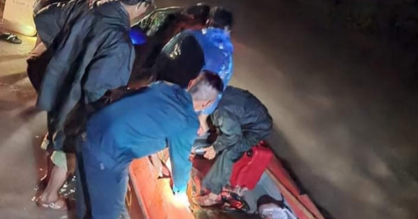 Đắk Lắk: Tìm kiếm thanh niên bị nước lũ cuốn mất tích