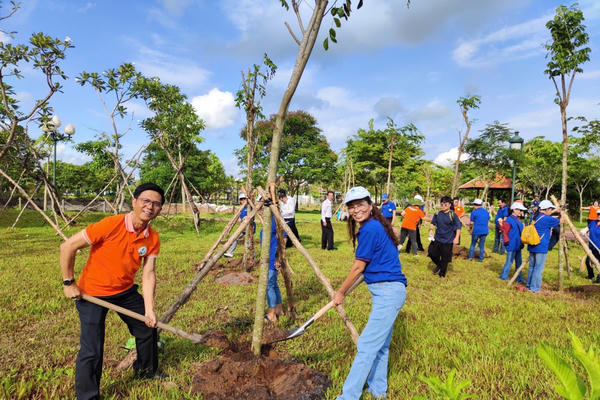 TP HCM: Kiều bào sôi nổi hưởng ứng Lễ phát động “Tết trồng cây đời đời nhớ ơn Bác Hồ”
