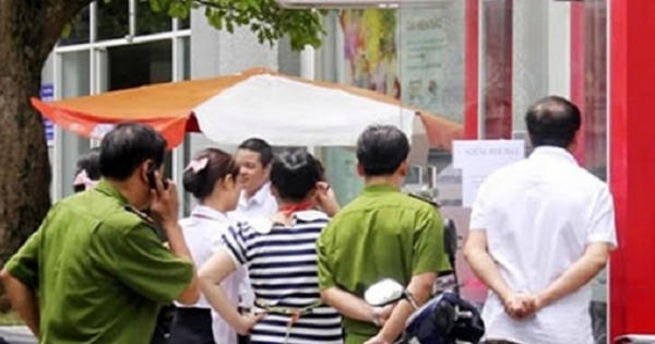 Đà Nẵng: Khách nước ngoài đập phá cây ATM