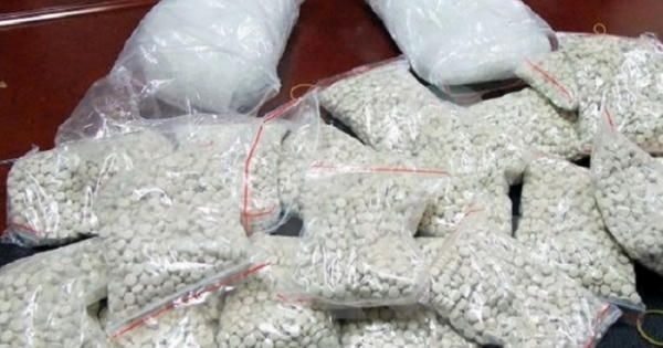 Lào Cai: Bị bắt quả tang khi đang vận chuyển 3 bánh heroin