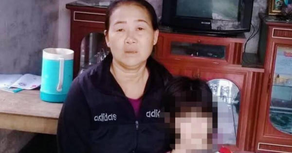 Lỡ làm việc tốt, người phụ nữ bị nhóm người lạ mặt đánh tới