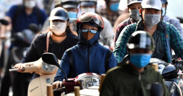 Dòng người ken đặc ngày đầu mở lại nhiều dịch vụ ở Hà Nội