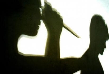 Nghi vợ có bồ nhí, chồng dùng dao đâm vào mặt vợ nhiều nhát