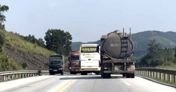 Xử phạt, tước giấy phép lái xe 2 tháng với tài xế xe khách Kết Đoàn Sunrise bắt khách, vượt ẩu trên đường cao tốc Xử phạt, tước giấy phép lái xe 2 tháng với tài xế xe khách Kết Đoàn Sunrise bắt khách, vượt ẩu trên đường cao tốc