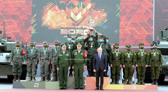 Đội tuyển Xe tăng Việt Nam nhận Huy chương vàng và Cúp vô địch Đội tuyển Xe tăng Việt Nam nhận Huy chương vàng và Cúp vô địch