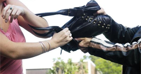 Hai tên cướp hùng hổ xông vào nhà khống chế gia chủ, cướp tài sản