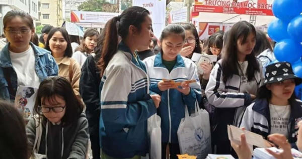 Trước thềm đăng kí tuyển sinh ĐH, CĐ: Em chọn lối nào? Trước thềm đăng kí tuyển sinh ĐH, CĐ: Em chọn lối nào?