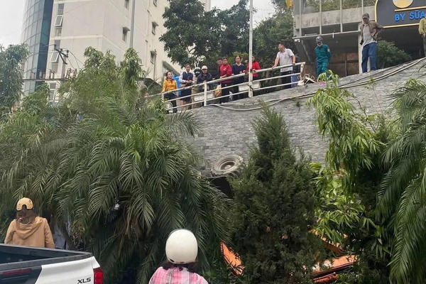 Quảng Ninh: Máy xúc mất phanh rơi xuống vực, tài xế tử vong