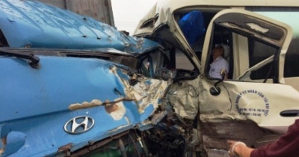 Vĩnh Phúc: 3 ô tô đâm liên hoàn, tài xế mắc kẹt trong ca-bin
