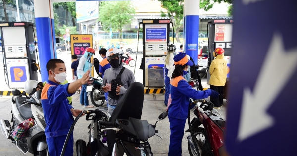 Giá xăng RON95 giữ nguyên, xăng E5 giảm 10 đồng/lít