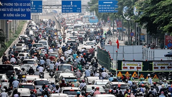 Cấm xe máy chạy xăng và câu chuyện giải pháp