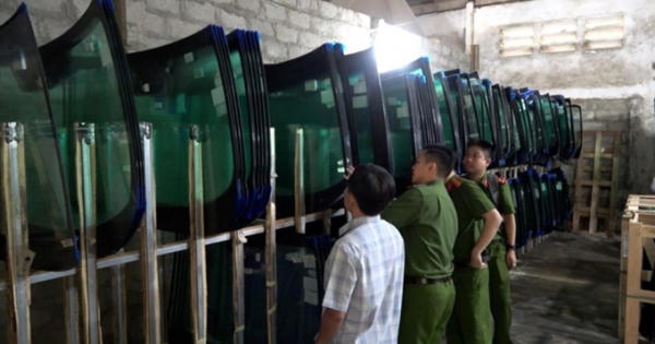 Triệt phá đường dây sản xuất, buôn bán kính xe ô tô giả nhiều nhãn hiệu lớn
