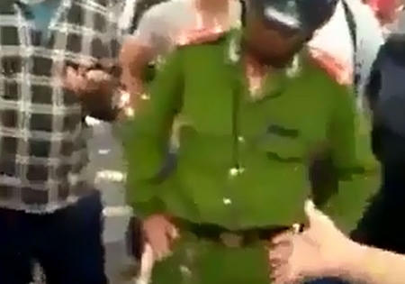 Video: Bức xúc vì công an đánh người