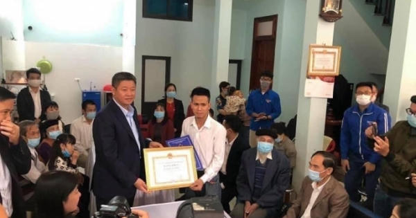 "Người hùng" Nguyễn Ngọc Mạnh được trao tặng huy hiệu "Tuổi trẻ dũng cảm"