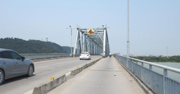 Nhảy cầu Bến Thủy 1, nam thanh niên may mắn được cảnh sát đường thủy cứu sống