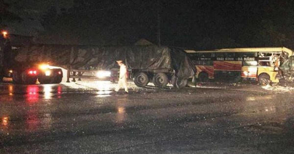 Xe khách tông xe đầu kéo, 1 người chết, nhiều người bị thương Xe khách tông xe đầu kéo, 1 người chết, nhiều người bị thương