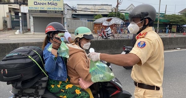 CSGT TPHCM phát nước suối, trao quà cho người dân về quê tại các cửa ngõ