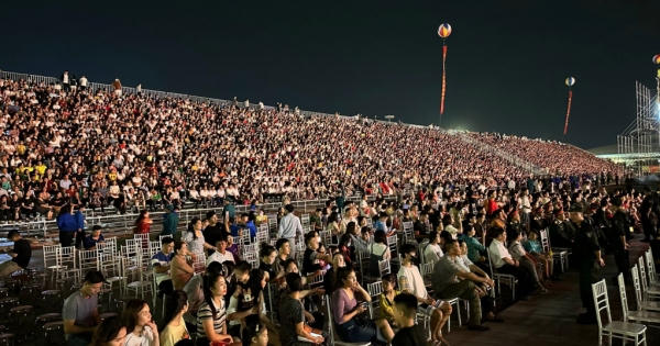 "Biển người" đến dự Lễ kỷ niệm 60 năm Ngày thành lập tỉnh Quảng Ninh