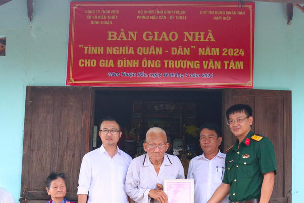 Bộ CHQS tỉnh Bình Thuận trao nhà "Tình nghĩa quân - dân" Bộ CHQS tỉnh Bình Thuận trao nhà "Tình nghĩa quân - dân"