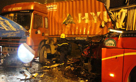 Tai nạn giao thông Plus: Xe khách tông trực diện xe đầu kéo, tài xế tử vong trên vô lăng