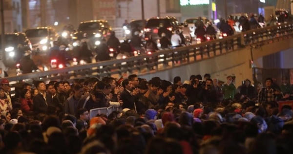 Chen lấn để dâng sao giải hạn: Có giải được hạn? Chen lấn để dâng sao giải hạn: Có giải được hạn?