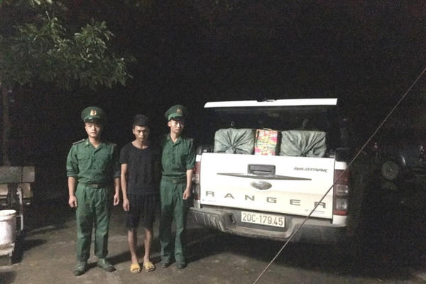 Cao Bằng: Bắt giữ đối tượng dùng xe tải vận chuyển 359kg pháo qua biên giới