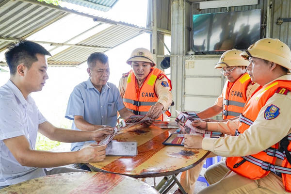 CSGT Hà Nội tăng cường đảm bảo an toàn đường thủy trước mùa mưa bão