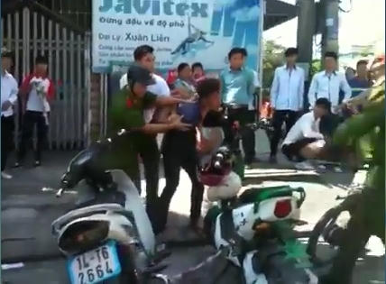 Clip nóng: Nhóm học sinh cấp 2 đánh nhau bị công an tóm gọn