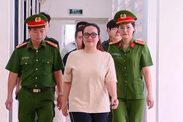 Chuyên gia “Giải mã bí ẩn nụ cười” và thái độ bình thản đến lạnh người của Hoàng Hường khi bị bắt