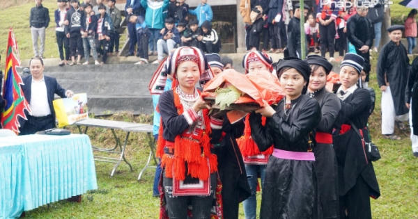 Dòng người nườm nượp tham gia Lễ hội Đình Mường ở Khuôn Lùng