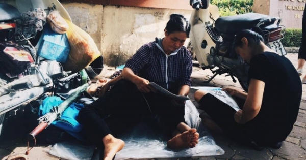 Chùm ảnh: Phụ huynh "vạ vật" chờ con đi thi Chùm ảnh: Phụ huynh "vạ vật" chờ con đi thi