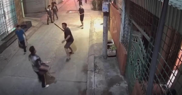 [Clip]: Người dân truy bắt đối tượng nghi "ngáo đá" ném bom vào tiệm vàng tại Hải Phòng
