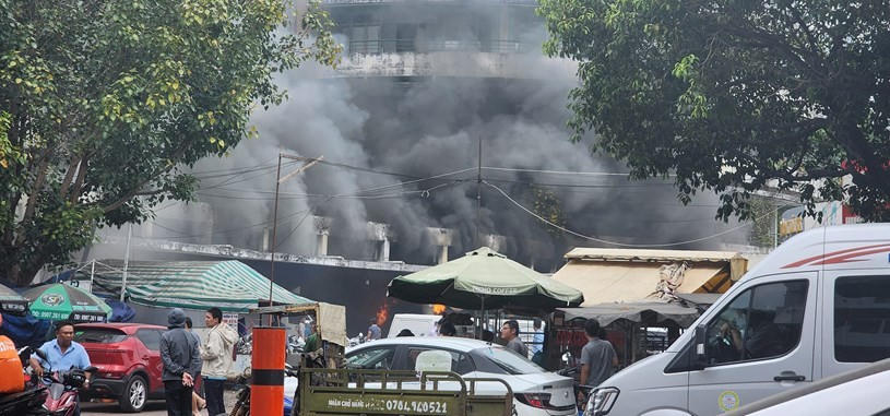 TP.HCM: Cháy lớn trong bãi xe ở quận 10, cảnh sát PCCC nỗ lực dập lửa