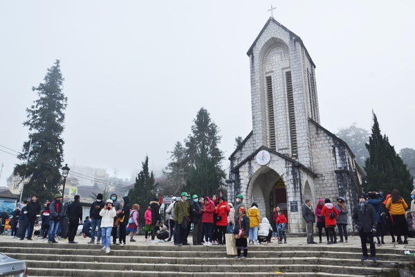 Hơn 57.000 lượt du khách đến Sa Pa trong 2 ngày đầu kỳ nghỉ lễ 30/4-1/5