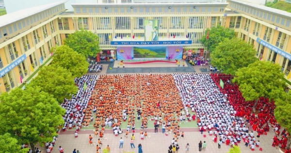 Gần 500 em bé biểu diễn Vũ khúc sân trường "Việt Nam ơi!"
