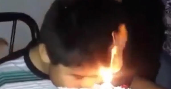 [Clip]: Cậu bé suýt cháy đầu vì vội ăn bánh sinh nhật