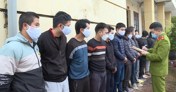 Hưng Yên: Bắt giữ nhóm công nhân đang sát phạt nhau trên "chiếu bạc" trong thùng container