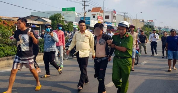 Long An: CSGT bắt giữ tài xế ô tô đang điên cuồng "múa dao", tháo chạy trên đường Long An: CSGT bắt giữ tài xế ô tô đang điên cuồng "múa dao", tháo chạy trên đường